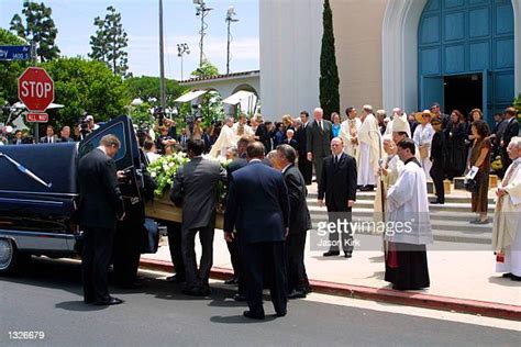 64 Carroll Oconnor Funeral Stock Photos, High-Res Pictures, and Images ...