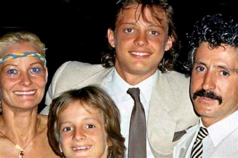 Una biografía sobre el padre de Luis Miguel revela que datos desconocidos de su muerte - LA NACION