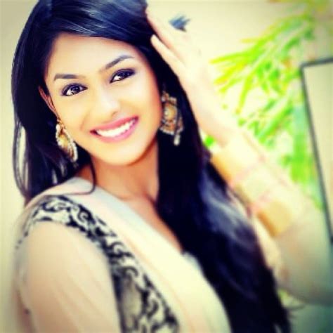 Mrunal Thakur Beautiful . Celebrity HD phone wallpaper | Pxfuel