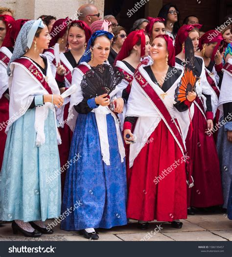 llum als ulls i força al braç | Hello! What are some traditional Catalan clothing?