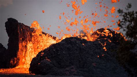 A Tiny Leak Led to a Massive, Unexpected Collapse at Kilauea Volcano ...