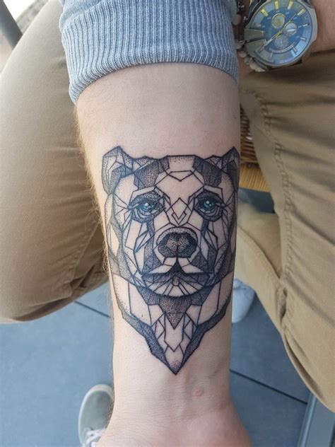 Geometric bear tattoo | Tatoeage ideeën, Tatoeage, Grote tatoeage