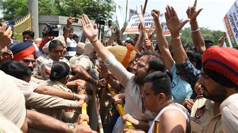 BJYM protests against PPCC chief Sidhu over adviser’s comment on J&K - Hindustan Times