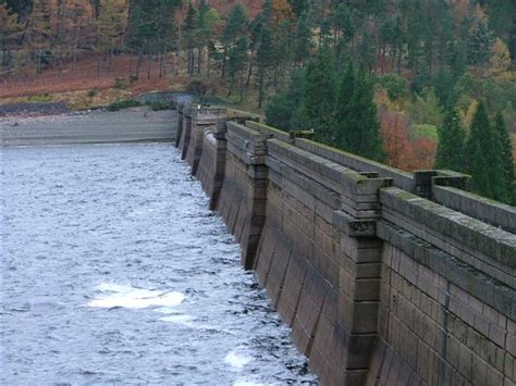 Haweswater Dam © Mick Garratt cc-by-sa/2.0 :: Geograph Britain and Ireland