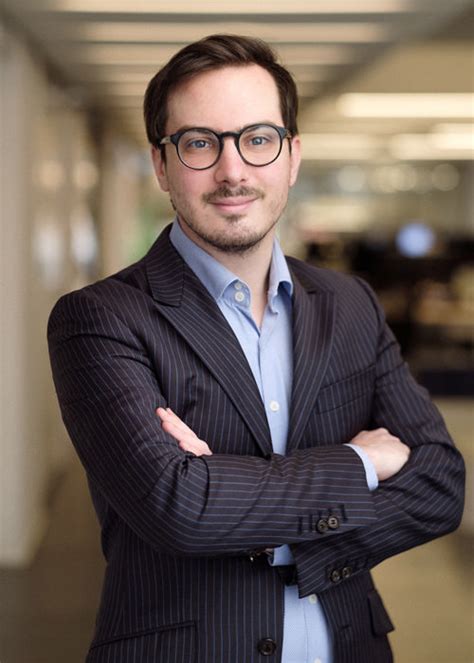 What to wear for corporate headshots? Men's edition - Retratos Barcelona