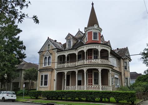 Hauntingly Beautiful: Victorian Homes in New Orleans – suck the heads