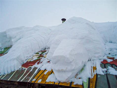 Rooftop snow sculptures created by a savvy resident of the Urals ...