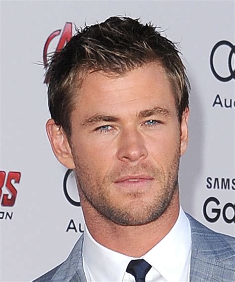 Chris Hemsworth Short Straight Brunette Hairstyle with Blonde Highlights