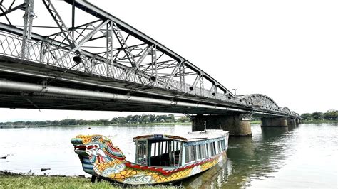 Lầu đầu đến cầu Tràng Tiền sông Hương Huế/First time visit Trang Tien bridge on Huong River ...