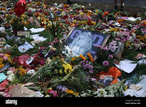 Queen Elizabeth flower funeral tributes, London UK -15.09.2022: Queen Elizabeth dies thousands ...