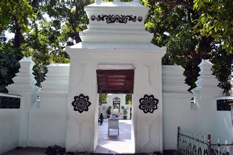 Wisata Religi Surabaya Makam Sunan Ampel - TOPWISATA.INFO