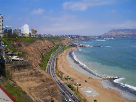 From Larcomar looking down on the beach (Barranco): Lima, Perú ...