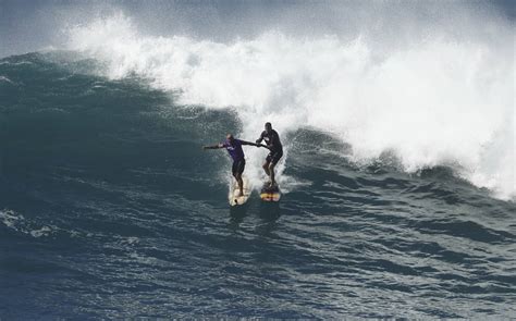 Huge waves revive famed Hawaii surfing competition after 7-year hiatus ...