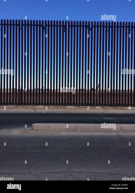 US-Mexico Border fence Stock Photo - Alamy