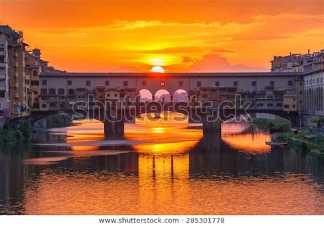 Trova immagini stock HD a tema River Arno Famous Bridge Ponte Vecchio e milioni di altre foto ...
