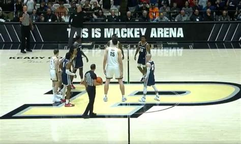 Zach Edey vs 5-foot-8 Samford player Dan Graziani on tip-off was bad