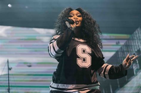 SZA Concert Review: A Voyage of Stunning Visuals and Remarkable ...