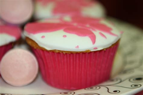 Gambar : cangkir, makanan, berwarna merah muda, cupcake, pembakaran, pencuci mulut, kue serabi ...