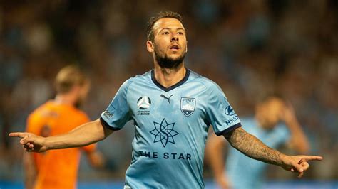 Sydney Fc Adam Le Fondre : Sydney FC striker Adam Le Fondre bows and ...