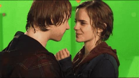 Ron And Hermione Kiss Harry Potter GIF - RonAndHermioneKiss HarryPotter EmmaWatson - Discover ...