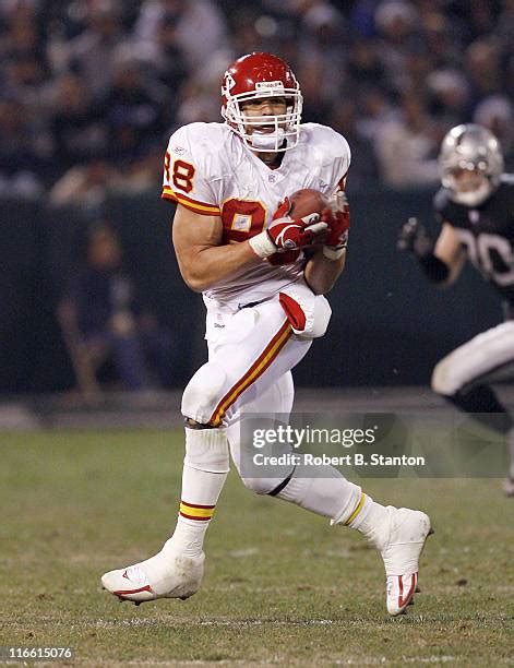 972 Tony Gonzalez Chiefs Stock Photos, High-Res Pictures, and Images ...