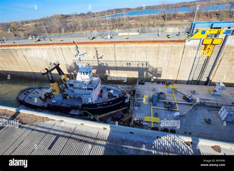 Welland canal locks hi-res stock photography and images - Alamy