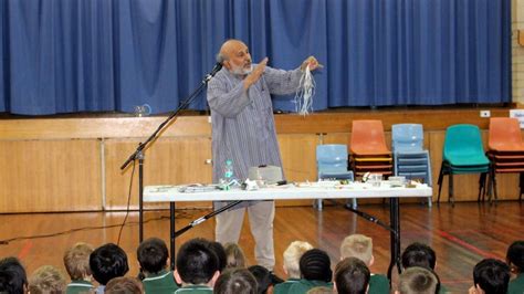 Arvind Gupta: Master toy maker thrills Canberra children with recycled rubbish and simple ...