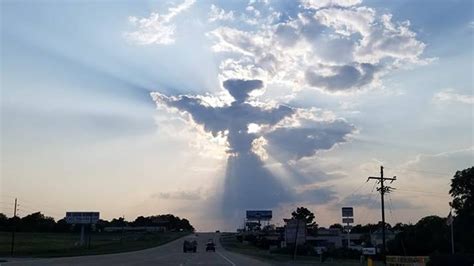 'Glowing angel' cloud formation appears in the sky in Texas