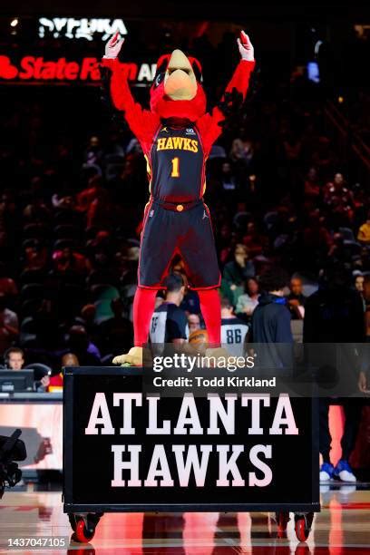 Atlanta Hawks Mascot Photos and Premium High Res Pictures - Getty Images