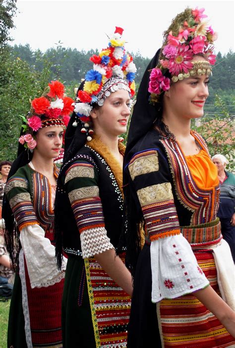 Pin by Coral Princess on BULGARIA - Б Ъ Л Г А Р И Я | Bulgarian folk costume, Folk fashion ...