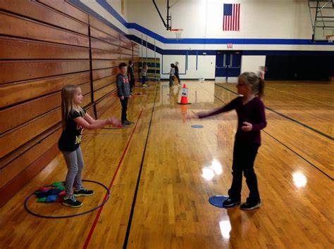 Carly's PE Games: Tossing and Catching - Elementary P.E. Class