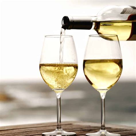 Beneficios del vino blanco para nuestra salud | White wine, Wine, Wine down