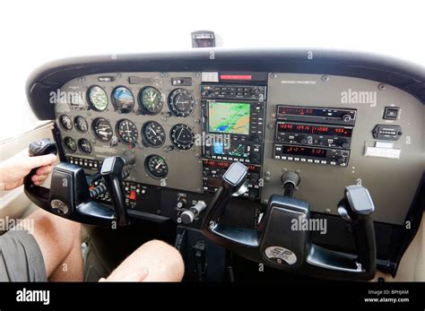 Cessna 172 cockpit hi-res stock photography and images - Alamy