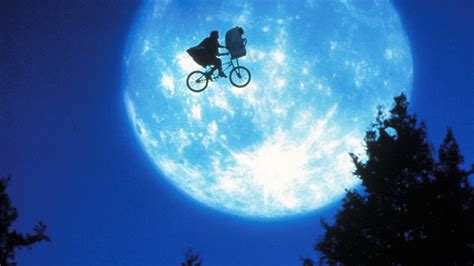 Movie Review: E.T. The Extra-Terrestrial (1982) | The Ace Black Movie Blog