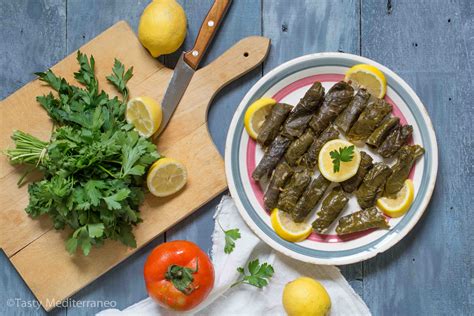 Lebanese stuffed grape leaves – Vegan – Tasty Mediterraneo