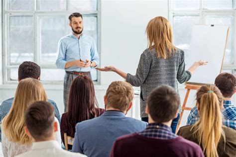 Las manos al hablar en público: 5 errores más comunes - Elocuent- Comunicación para personas