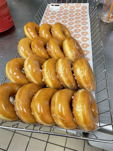 20 Pics Showing Dunkin’ Donuts Employees’ Reality