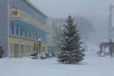 Christmas on Mackinac Island. I can't imagine being on that island with snow, shew. | Mackinac ...