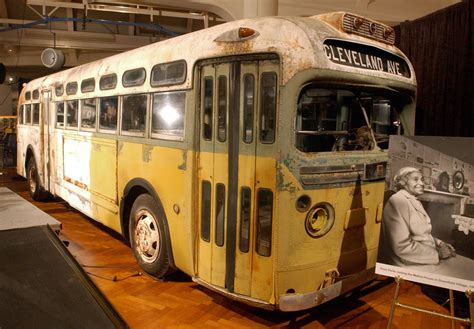 1er décembre 1955 : dans ce bus, Rosa Parks va devenir la force tranquille de la lutte pour les ...