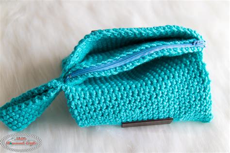 Free Wristlet Crochet Purse Pattern with 3 Pockets and Zipper - Nicki's Homemade Crafts