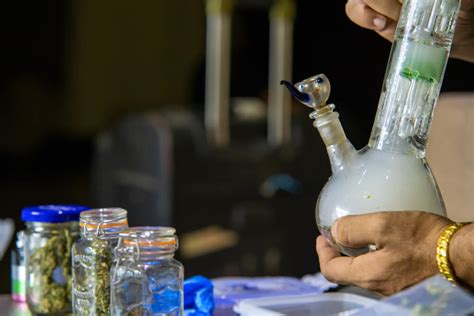 How to Use a Bong - A Step by Step Guide | Cannabismo