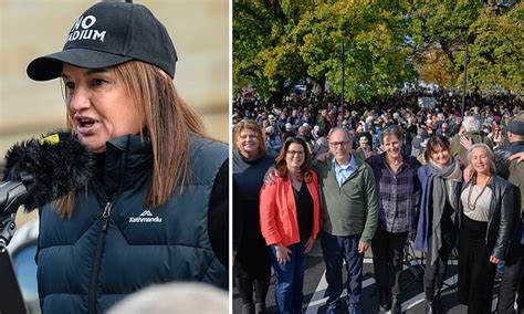 Angry Jacqui Lambie leads thousands in Hobart protest against Tasmania ...