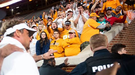 Before losing to Lane Kiffin, Tennessee football fans lose composure