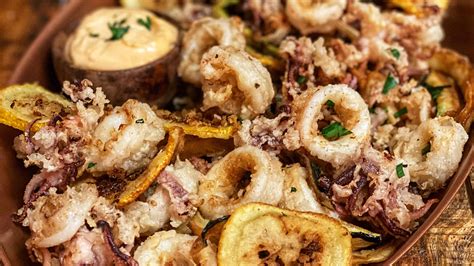 CRISPY CALAMARI | APPETIZER | SEAFOOD | EASY RECIPE