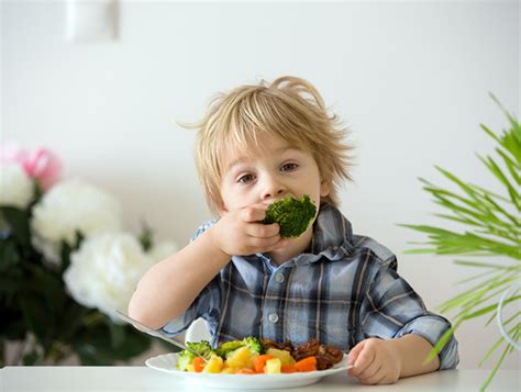 Adults with positive facial expressions while eating vegetables help ...