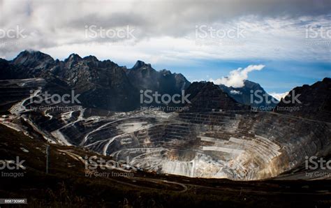 Grasberg Mine Stock Photo - Download Image Now - Indonesia, Mining ...