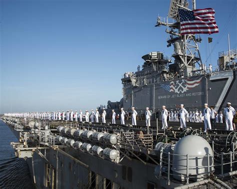 Sailors man the rails as USS Iwo Jima pulls into its homep… | Flickr