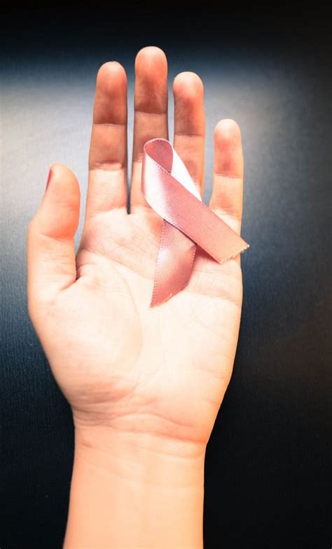 Hand holding pink ribbon - Creative Commons Bilder