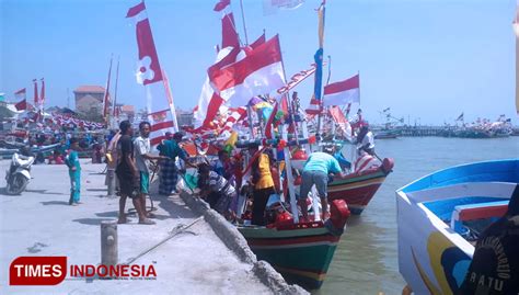 Ratusan Perahu Nelayan Merah Putihkan Pesisir Utara Gresik - TIMES Indonesia