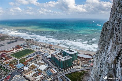 Gibraltar. Plaża Eastern Beach widziana z Upper Rock. - zdjęcie, foto - wnieznane.pl